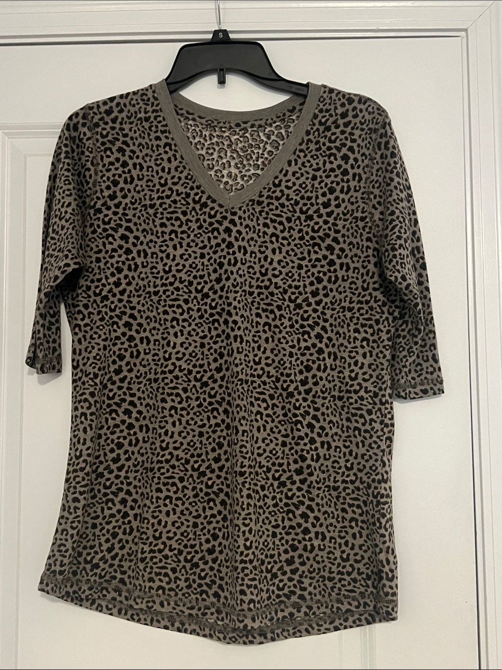 Lincoln -Women's Leopard Print V-Neck Short Sleeve Top - Taupe/Black